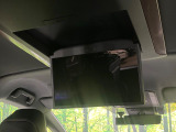 【フリップダウンモニター】大画面モニターで後席でもエンタメをお楽しみいただけます。小さなお子様にも大人気の装備です♪
