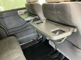 前席背面には格納式のテーブルも装備。食事やスマホ・タブレットでの動画視聴など様々な用途で活躍します。サイドにはちょっとした荷物がかけれる便利なコンビニフック付きです。