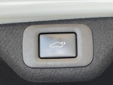 【パワートランクリッド】スマートキーや運転席のボタンを押すだけでリアゲートが自動で閉まります!荷物を持っている時や、高い位置にあるバックドアを閉める際に便利な機能です♪
