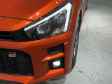 LEDヘッドライトは、点灯の瞬間から最大光量を発揮し、突然暗くなるトンネルなどでの安定感を高めます。