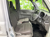 運転席からの視界は広く、運転操作もスムーズに行えます。シンプルなデザインで、落ち着いた空間を演出します。