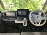 広々とした室内空間は、ドライバーにも快適な運転環境を提供。シートの質感も良く、長距離運転も疲れにくい設計です。