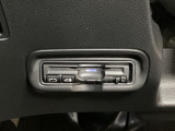 ETCがついています。高速道路の料金所の通過も楽々です。カードの取り出しもしやすい場所についています。