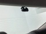 後方にもドライブレコーダーのカメラが付いています。前後両方でお車の周りを監視・記録いたします。