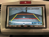 リバースギアに入れるだけで後方の表示へ切り替わります。夜間や雨の日の駐車も楽になりますよ。