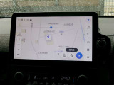 DCM(専用通信機)を装備したコネクティッドナビです。なお無償でのご利用期間は限定(令和9年8月まで)されています。詳しくは営業スタッフにお問い合わせください。