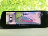 駐車時の安全性を高めるバックモニター。狭い場所でもスムーズな駐車をサポートしますので、安心です。