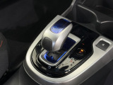 ハイブリッド車特有の小型セレクトノブは軽いタッチでスマートに操作できます!