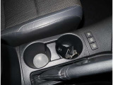 運転席、助手席の間にもドリンクホルダーも装備♪