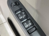 【電動格納ミラー】サイドミラーは電動格納式となっており、狭い駐車場でもキズがつくリスクを抑えられます。