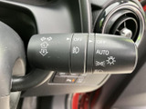 操作しやすいウインカーレバーで、安全な車線変更をサポート。直感的な操作で、スムーズな運転が可能です。周囲への注意喚起も確実です。