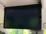 【フリップダウンモニター】大画面モニターで後席でもエンタメをお楽しみいただけます。小さなお子様にも大人気の装備です♪