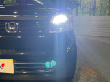 【LEDヘッドライト】悪天候や夜間走行時も良好な視界を確保し安心して運転できる高輝度LEDヘッドライトを装備!点灯速度が早く、消費電力も抑えられています。