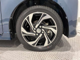 アルミホイールを装備、タイヤサイズは165/55R15です。