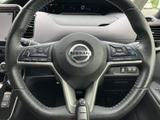 握りやすいステアリングで、快適なドライビングを実現。操作性にも優れ、運転の楽しさを高めます。滑らかな操作感をお楽しみください。