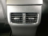 後部座席にもエアコン吹き出し口がしっかり装備されています。