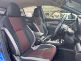 【専用スポーツシート】ホールド性に優れ、カーブ時の体が流れを抑制してくれます。また、体にフィットするから腰や背中が疲れにくく、ロングドライブや高速走行でも快適にお過ごしいただけます♪
