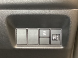 ハンドルの右側にはヘットライトリベライザーとVSA(ABS+TCS+横滑り抑制)の解除スイッチがついています。ヘッドライトリベライザーは道路状況や積荷の加重に応じてライトの高さを調節できます。