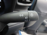 スイッチをオートに設定しておけば、車外の明るさに応じて自動的にヘッドランプを点灯・消灯します。夕暮れ時やトンネルの続く山道などを走行する時に便利なコンライトを装備しています。