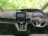 運転席周りは、機能性と快適性を両立したデザインです。広々とした空間で、長距離運転も疲れにくく、快適に過ごせます。