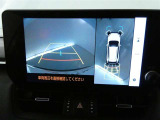 【全周囲モニター】車を上空から見下ろしたような映像をカーナビ画面に映し出し、車庫入れや縦列駐車をサポートしてくれます。