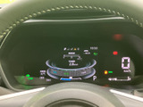 視認性の高いメータークラスターにより、運転に必要な情報を一目で確認できます。スタイリッシュなデザインが、洗練された運転空間を演出します。