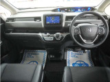 運転にかかわる様々な操作を安全に行えるように視点移動が少なく、操作性に配慮されたスイッチ類が凝縮されたコクピットです。