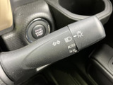操作しやすい位置に配置されたウインカーレバー。スムーズな操作感で、安全な車線変更をサポートします。日常の運転を安心・快適に。