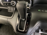CVT車のセレクトレバーです。低速から高速まで、変速ショックのないスムーズな走りを実現するとともに、エンジン効率のよい領域を維持することで燃費にも貢献します。