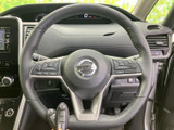 握りやすいステアリングは、運転の楽しさを高めます。操作性にも優れており、快適なドライビングをサポートします。