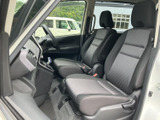 運転席からの視界は広く、運転操作もスムーズに行えます。快適な運転環境をサポートします。