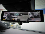 後席に同乗者がいる際の後方視界を確保するスマートルームミラーです。 もちろん電源オフ時には通常のルームミラーとして利用できます。
