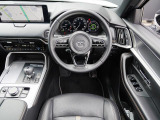 人間中心の考え方に基づき、ドライバーに与える情報を整理したシンプルなレイアウトとすることで、心に余裕をもって運転に集中できるコクピットとなっています。