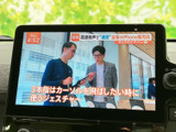 停車中には、テレビや動画を楽しめる機能も搭載。長距離移動や休憩時間のお供に最適です。多彩なエンターテイメントで、快適な車内空間を演出します。
