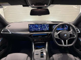BMWの運転席はドライバーオリエンテッドという構造を採用。ドライバー目線の操作がしやすい設計になっており、ドライブ中にも目線の移動が少なく運転中にも簡単に操作ができます。
