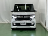 LEDヘッドライトを装備しています。LEDヘッドライトはとても明るく、雨の日や夜間走行も安全・安心です。オートライトコントロール付きで周囲の明るさに応じて自動で点灯・消灯します