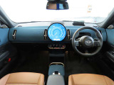 運転席及び助手席におかけになっている瞬間をイメージしてみてください。重厚感のある室内空間は外からの音を遮断し、唯一のプライベート空間を演出しております。