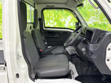 運転席周りはシンプルで機能的なデザイン。使いやすい配置で、運転に集中できます。乗り心地も良く、快適なドライブをサポートします。