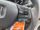 【クルーズコントロール】アクセル操作なしで一定速度を保つ機能。先行車との距離を自動調整する追従型が主流で、高速走行時の疲労を劇的に軽減します。長距離移動が多いお客様への商談では必須の快適装備です。