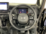 視認性に優れたメーター類と、オーディオやクルーズコントロール操作スイッチを装備した機能的なステアリングホイール。