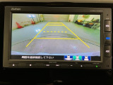 リバースギアに入れるだけで後方の表示へ切り替わります。夜間や雨の日の駐車も楽になりますよ。