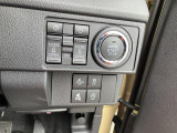 エンジン始動はプッシュボタンスタートです。スライドドアは運転席脇のスイッチでも開閉出来ます。環境・燃費に優しいエコアイドルや様々な安全装置が付いています