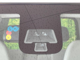 【エマージェンシーブレーキ】走行中に前方の車両等を認識し、衝突しそうな時は警報とブレーキで衝突回避と被害軽減をアシスト。より安全にドライブをお楽しみいただけます。