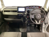 車内は光触媒抗菌消臭施工済です。インパネ周りはスタイリッシュなデザインで機能や装備も充実しています。グローブボックスやカップホルダーのほかにトレーなどたくさんの収納スペースが付いています。