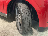 純正アルミホイールで、愛車をもっとカッコよく自動車メーカーが直接扱う純正アルミホイール。車種にマッチしたデザインで、愛車の個性を際立たせます。安全性や耐久性にも優れ、安心して使用できます。
