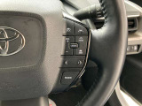 前方の車との車間を設定し、スピードを上げたり緩めたりを自動で行ってくれる追尾式の「レーダークルーズ」。上級装備の一つです!高級車にしかつかない嬉しい機能です。