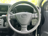 握りやすい形状で、運転操作をサポート。手にフィットするデザインで、長距離ドライブでも疲れにくく、快適な運転を約束します。