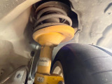 【ビルシュタイン製ダンパー】高速走行時の車両安定性を向上させてくれる人気の装備。街乗りの乗り心地も犠牲にせず、スポーティな走行をお楽しみいただけます♪