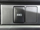 4WDシステムを搭載。オフロードや雪道などの滑りやすい路面でも安心して走行できます。