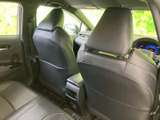 運転席に座ると、上質な空間が広がります。操作系の配置も考え抜かれており、直感的に操作できます。快適なドライブをサポートします。
